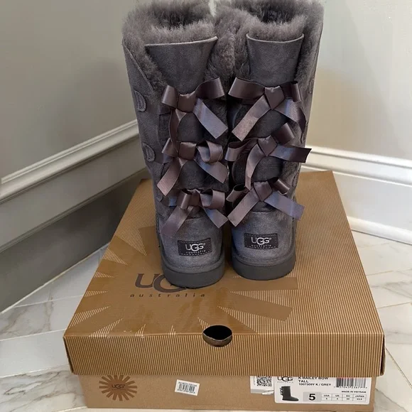 UGG K BAILEY BOW TALL GREY KIDS SIZE 5 women’s size 7. Worn 1 time. - Picture 3 of 4